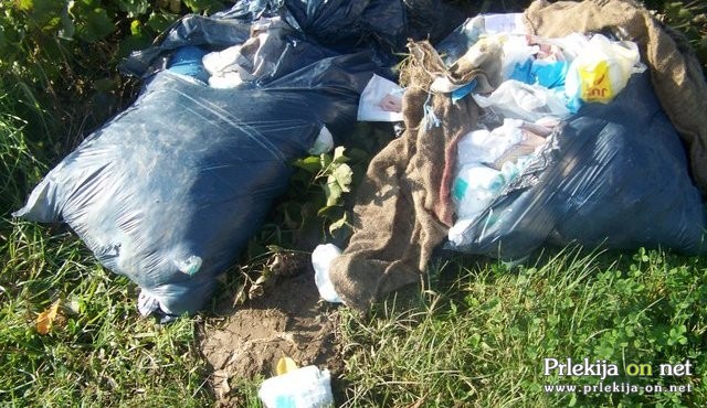 Uporabljene plenice sredi polja Uporabljene plenice sredi polja
