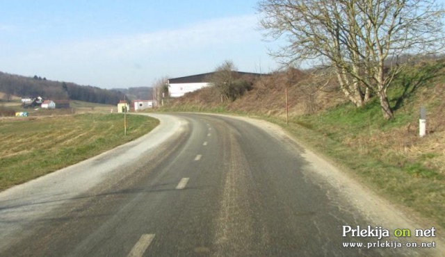 Na cesti med Radoslavci in Moravci prišlo do razlitja gnojnice