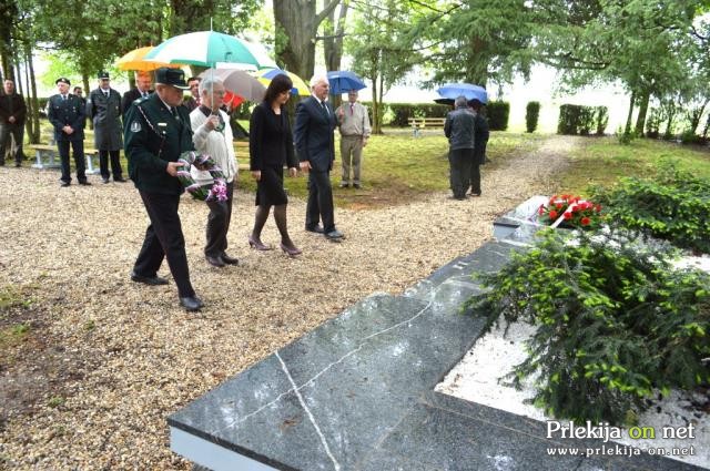Ob koncu so položili vence k spomeniku talcem pri Ribičevem mlinu Ob koncu so položili vence k spomeniku talcem pri Ribičevem mlinu