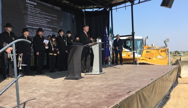 Govor ministra na gradbišču, foto: mzi.gov.si Govor ministra na gradbišču, foto: mzi.gov.si