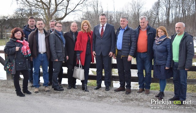 Zbrani ob zaključku pogovora na mostu