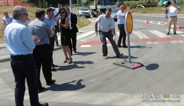 Minister za infrastrukturo dr. Peter Gašperšič je simbolično odstranil ovire ter podvoz odprl za ves promet Minister za infrastrukturo dr. Peter Gašperšič je simbolično odstranil ovire ter podvoz odprl za ves promet