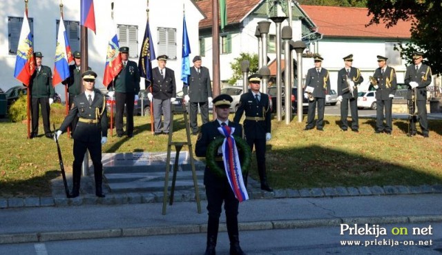 Položitev venca k spominskemu obeležju Nikoli več Položitev venca k spominskemu obeležju Nikoli več