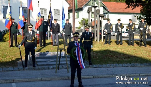 Položitev venca k spominskemu obeležju Nikoli več