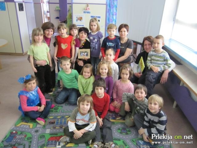 Skupina otrok z vzgojiteljicami Skupina otrok z vzgojiteljicami