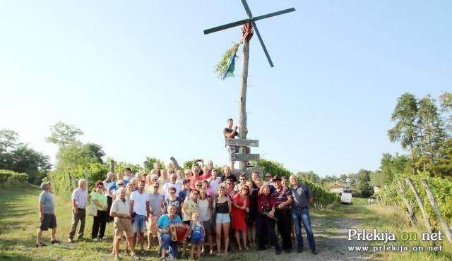 Postavljanje klopotca v Steyerjevem vinogradu