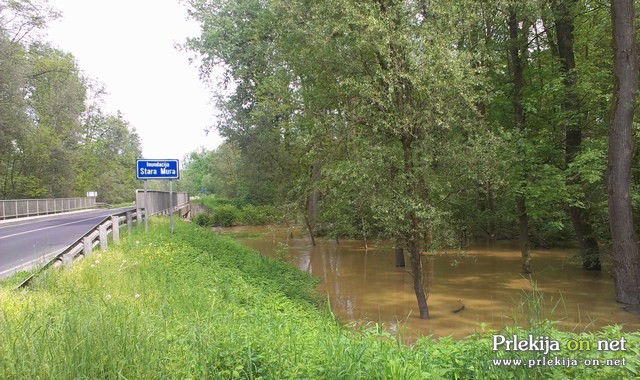 Mura se razliva znotraj protipoplavnih nasipov