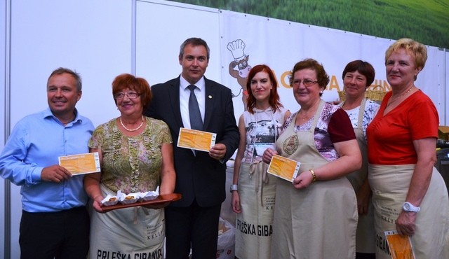Dan prleške gibanice v Agrini kuhinji je obiskal tudi minister Židan Dan prleške gibanice v Agrini kuhinji je obiskal tudi minister Židan