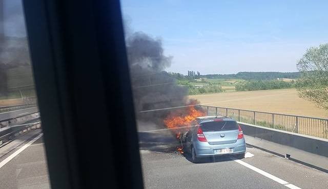 Na avtocesti zagorelo osebno vozilo