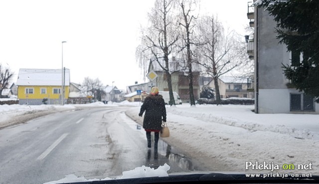 V Ljutomeru se je starejša gospa sprehajala kar po cesti V Ljutomeru se je starejša gospa sprehajala kar po cesti