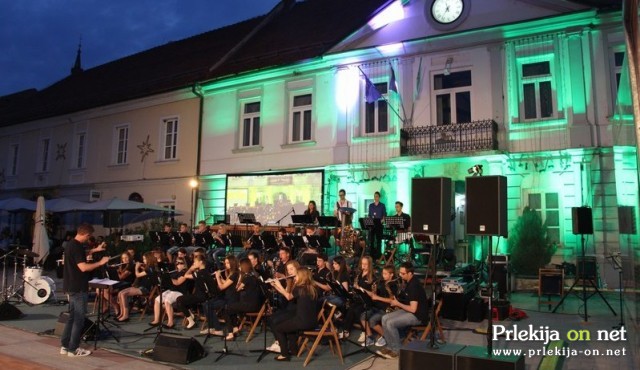 Glasbena šola se predstavi Glasbena šola se predstavi