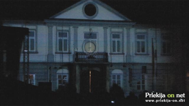 Iz Mestne hiše je na videz odpadla ura Iz Mestne hiše je na videz odpadla ura