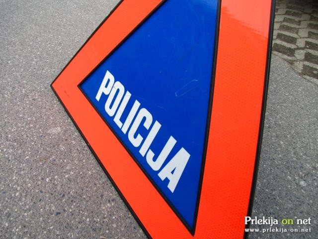 Na kraj so bili takoj napoteni policisti in gasilci