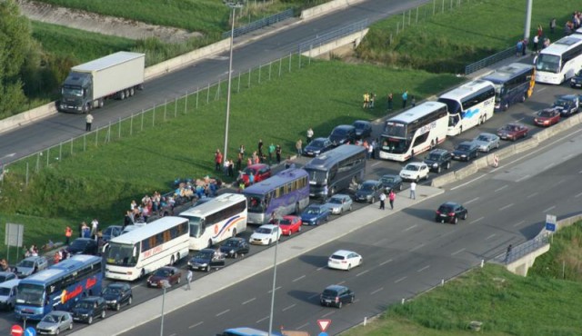 Tujce so prepeljali iz območja Novega mesta, foto: policija.si Tujce so prepeljali iz območja Novega mesta, foto: policija.si