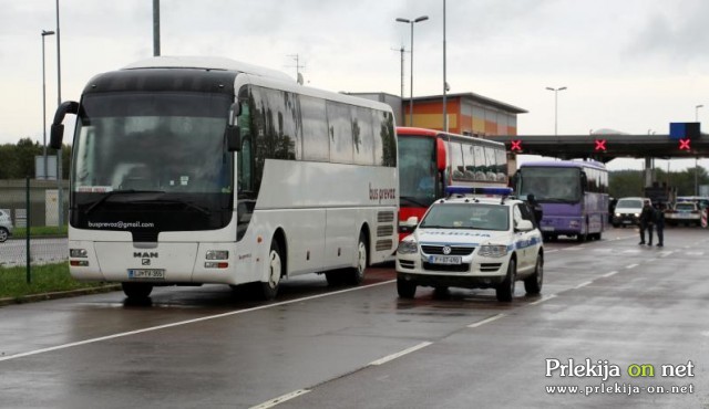 Prebežnike z avtobusi vozijo v nastanitvene centre