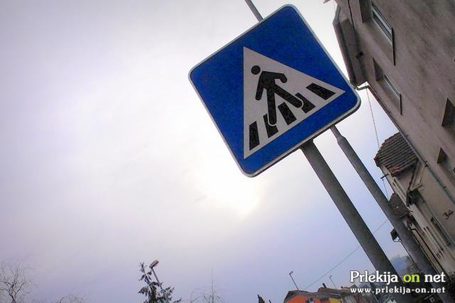 V Ljutomeru je voznik osebnega avtomobila na prehodu za pešce trčil v mlajšega pešca V Ljutomeru je voznik osebnega avtomobila na prehodu za pešce trčil v mlajšega pešca