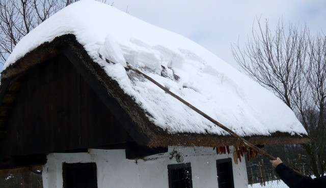 Ogrebanje strehe na Stari Gori