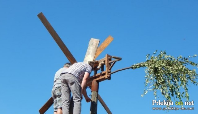 Postavljanje klopotca na kmetiji Fleisinger