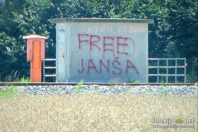 Napis »Tito« zamenjal »Free Janša«
