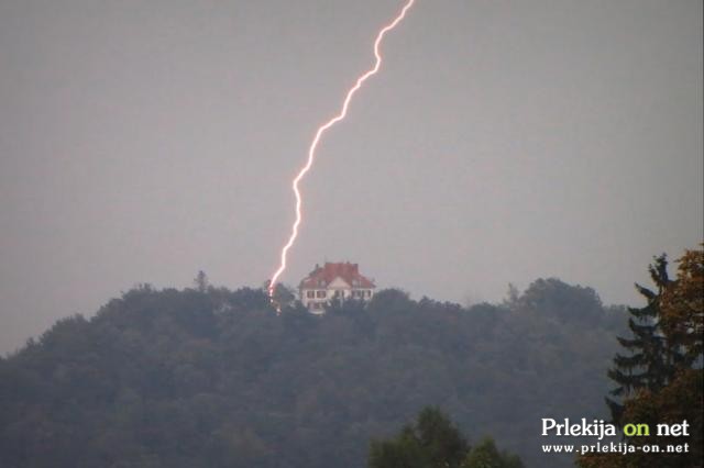 Zajelo nas je močno deževje ter neurje, kjer so švigale strele Zajelo nas je močno deževje ter neurje, kjer so švigale strele
