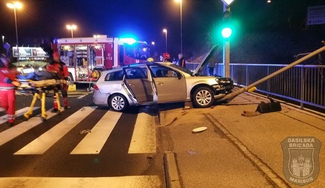 Navsezgodaj krepko pod vplivom alkohola prevozil rdečo luč in povzročil nesrečo