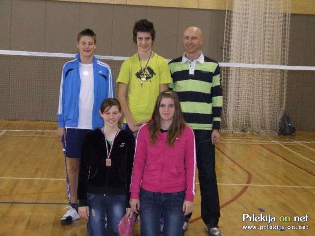 Ekipa OŠ Veržej ki je osvojila zlato in bronasto medaljo na državnem finalu v badmintonu