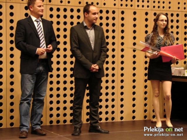 Nina Stegmüller je prejela priznanje za naj slovensko mladinsko voditeljico leta 2011 Nina Stegmüller je prejela priznanje za naj slovensko mladinsko voditeljico leta 2011
