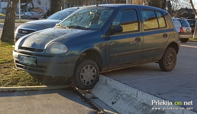 Nenavadno parkiran avtomobil Nenavadno parkiran avtomobil
