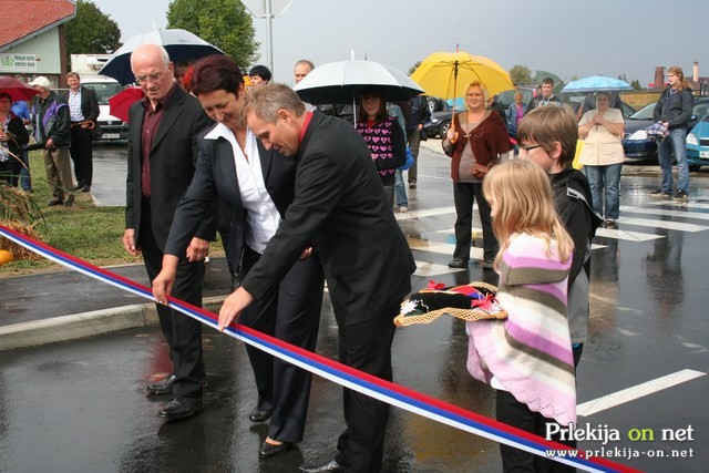 Cesto so odprli Branko Belec, Pavla Majcen in Draga Kšela Cesto so odprli Branko Belec, Pavla Majcen in Draga Kšela