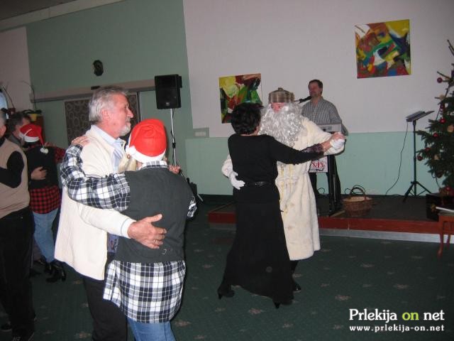 Dedek pleše Dedek pleše