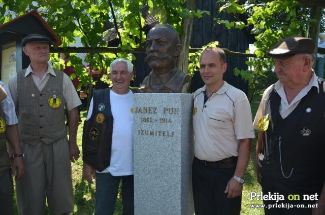Ob prisotnosti mnogih pomembnih gostov je v Sakušaku bil odkrit doprsni kip Janeza Puha, foto: Milan Belec