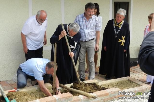 Pri Miklošičevi domačiji so zasadili potomko najstarejše vinske trte iz Maribora