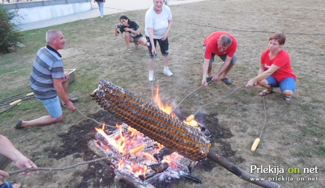 Pečenja koruze, klobas in kruha Pečenja koruze, klobas in kruha
