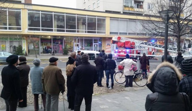 Številni mimoidoči spremljajo situacijo v Murski Soboti, foto: FB Pomurje24 Številni mimoidoči spremljajo situacijo v Murski Soboti, foto: FB Pomurje24