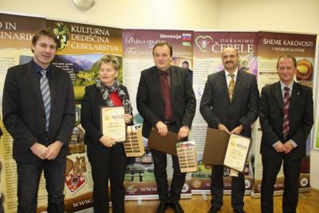 Predstavniki občin,ki so čebelam najbolj prijazna, foto: czs.si Predstavniki občin,ki so čebelam najbolj prijazna, foto: czs.si