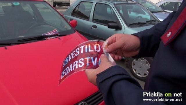 Občinski redarji vas lahko kaznijo, če med vožnjo telefonirate ali niste pripeti Občinski redarji vas lahko kaznijo, če med vožnjo telefonirate ali niste pripeti