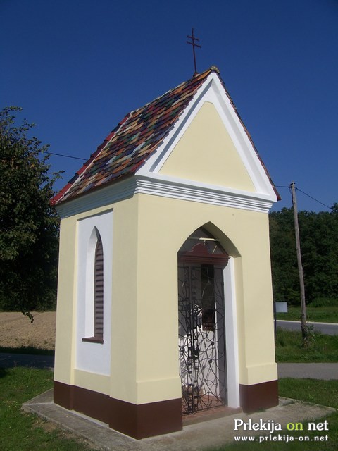 Obnovljena kapelica v Logarovcih