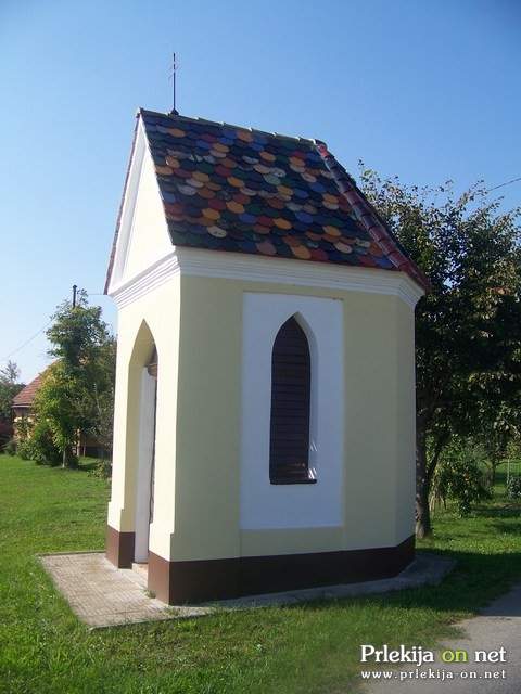 Obnovljena vaška kapelica v Logarovcih posvečena Mariji Pomočnici