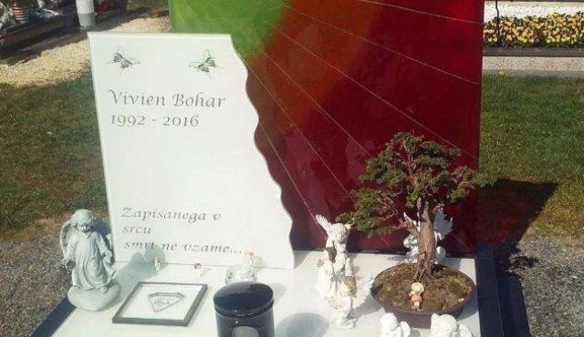 Bonsai na grobu, foto: Slavko Bohar Bonsai na grobu, foto: Slavko Bohar