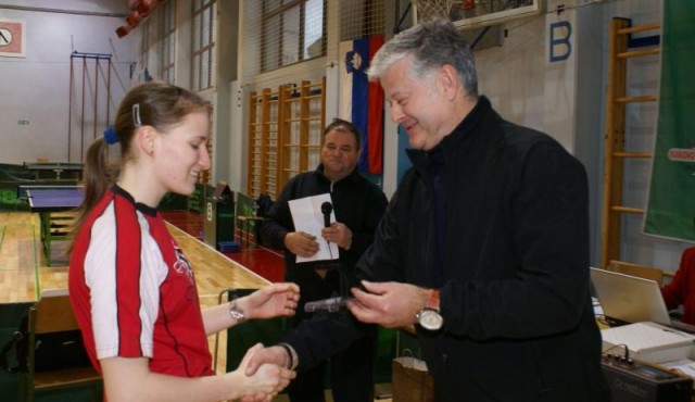Vesna Rojko (v družbi trenerja Bojana Raka) je morala reševati državne prvakinje Kajuhovkam