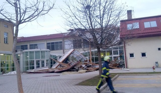 Streha šole je končala na tleh, foto: OŠ Cirkovce Streha šole je končala na tleh, foto: OŠ Cirkovce