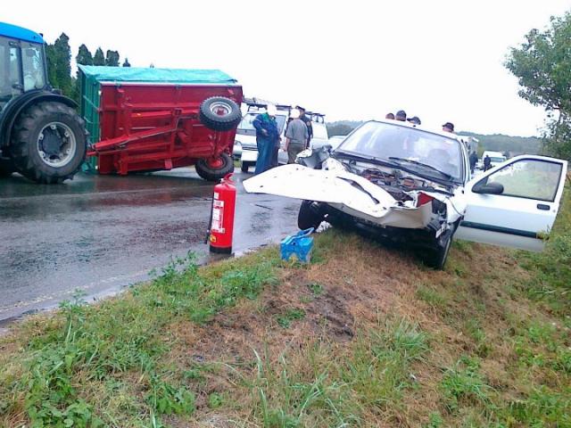 Osebno vozilo trčilo v traktorsko prikolico, foto: PGD Ormož