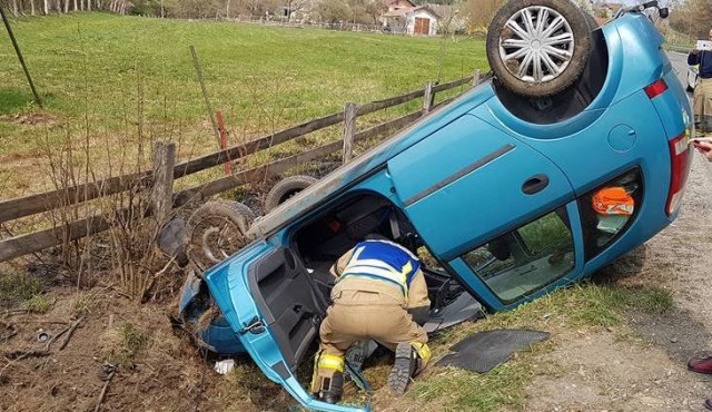 Voznik in sopotnica hudo telesno poškodovana