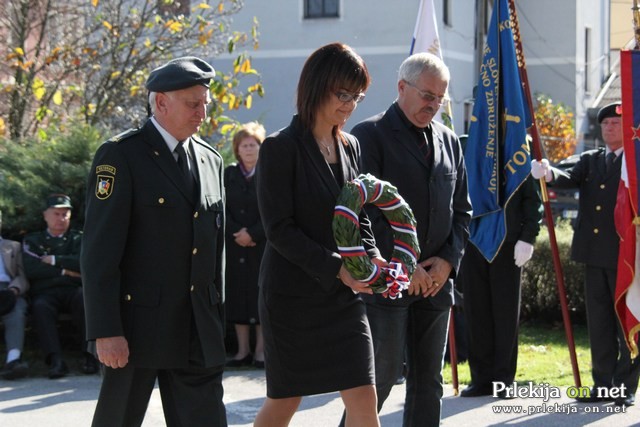 Venec k spomeniku so položili Anton Kosi, Olga Karba in Franc Slokan