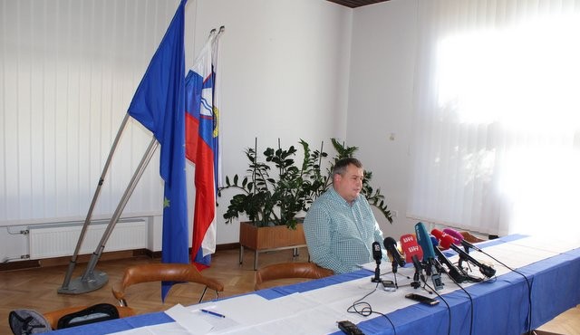 Andrej Kolbl je na novinarski konferenci predstavil dosedanje ugotovitve kriminalistične preiskave Andrej Kolbl je na novinarski konferenci predstavil dosedanje ugotovitve kriminalistične preiskave