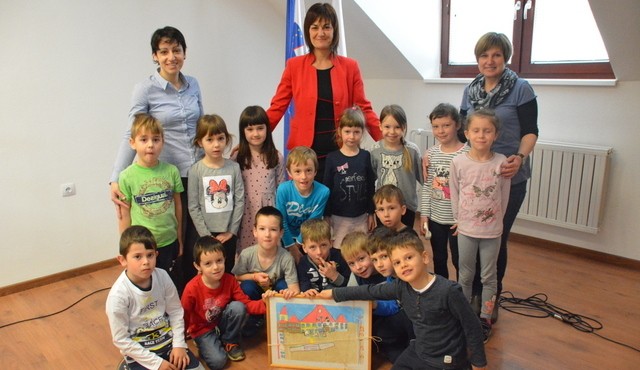 Otroci na obisku pri županji Otroci na obisku pri županji