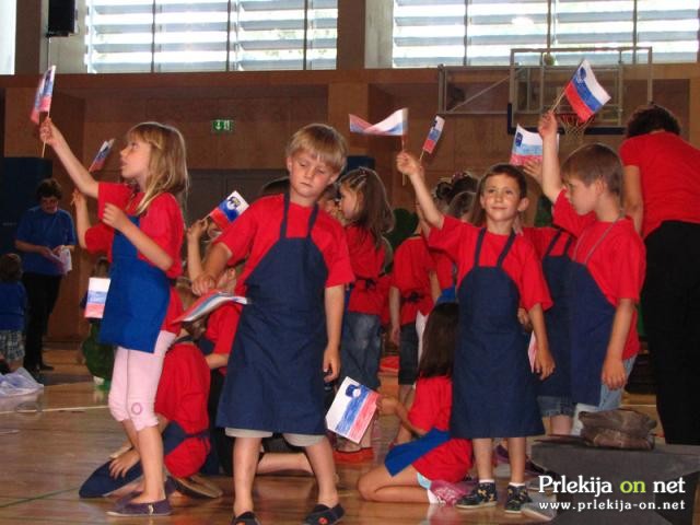 Otroci z zastavicami Otroci z zastavicami
