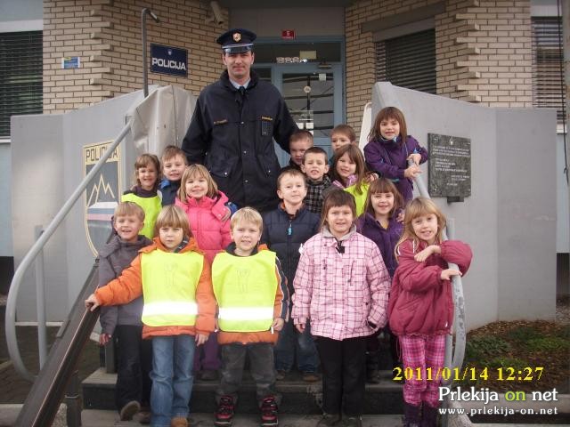 Otroci s policistom pred policijsko postajo Ljutomer