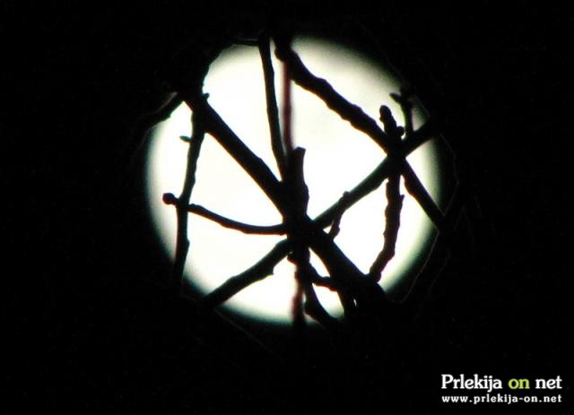 Polna luna in petek 13. naj ne bi bila najboljša kombinacija, če ste vraževerni... Polna luna in petek 13. naj ne bi bila najboljša kombinacija, če ste vraževerni...