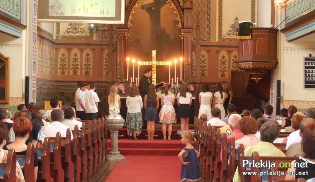 Evangeličansko bogoslužje z veroizpovedjo konfirmandov Evangeličansko bogoslužje z veroizpovedjo konfirmandov